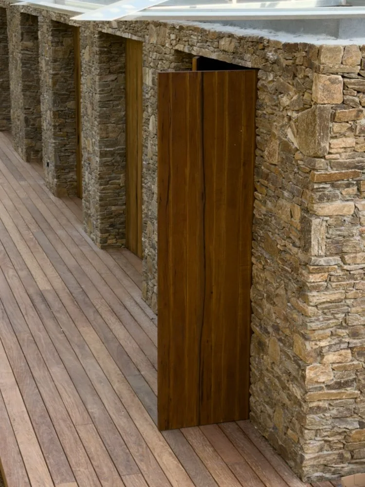 Portes extérieures sur mesure en pierre