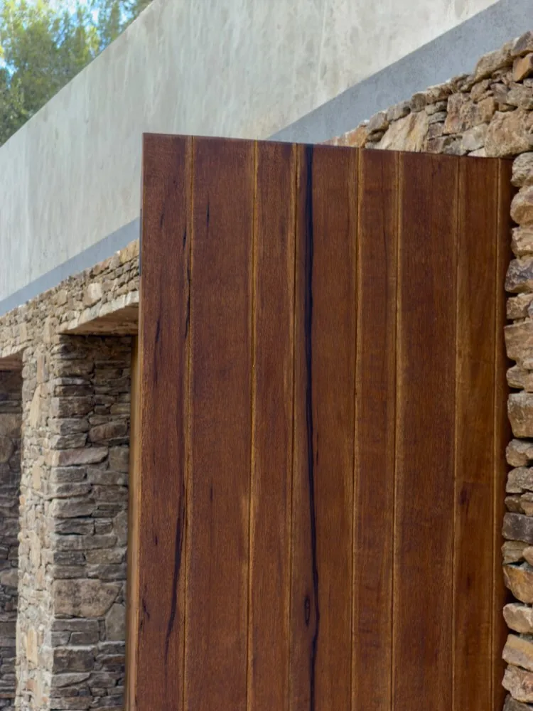 Détail porte extérieure bois massif
