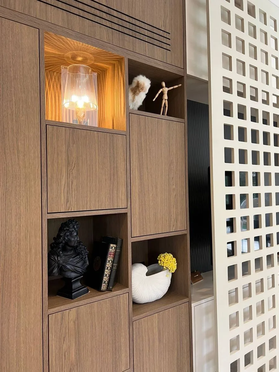 Détail de la bibliothèque en bois sur mesure