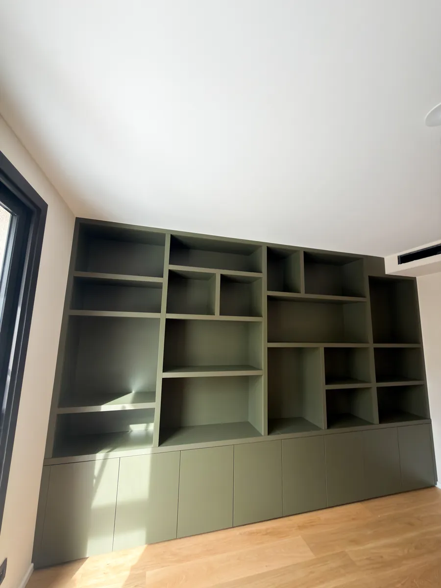 Vue d’ensemble de la bibliothèque laquée vert sauge