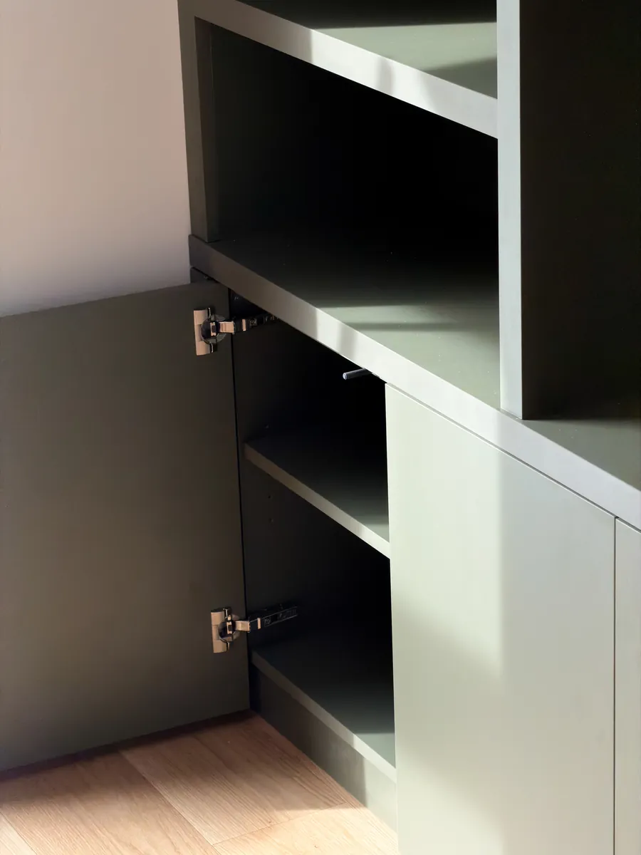 Rangements bas intégrés à la bibliothèque sur mesure