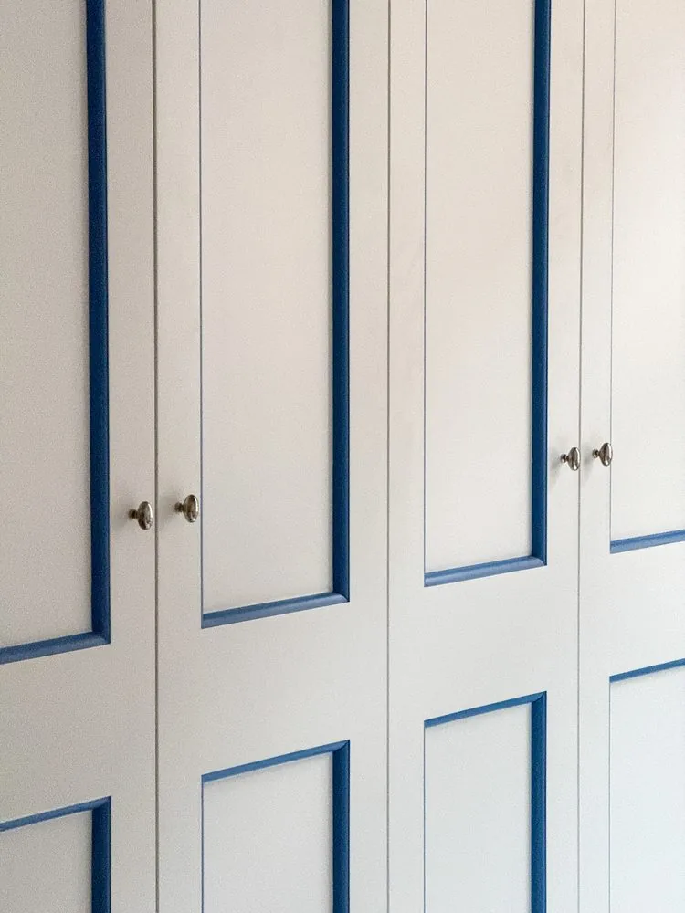 Détail d’armoire laquée sur mesure