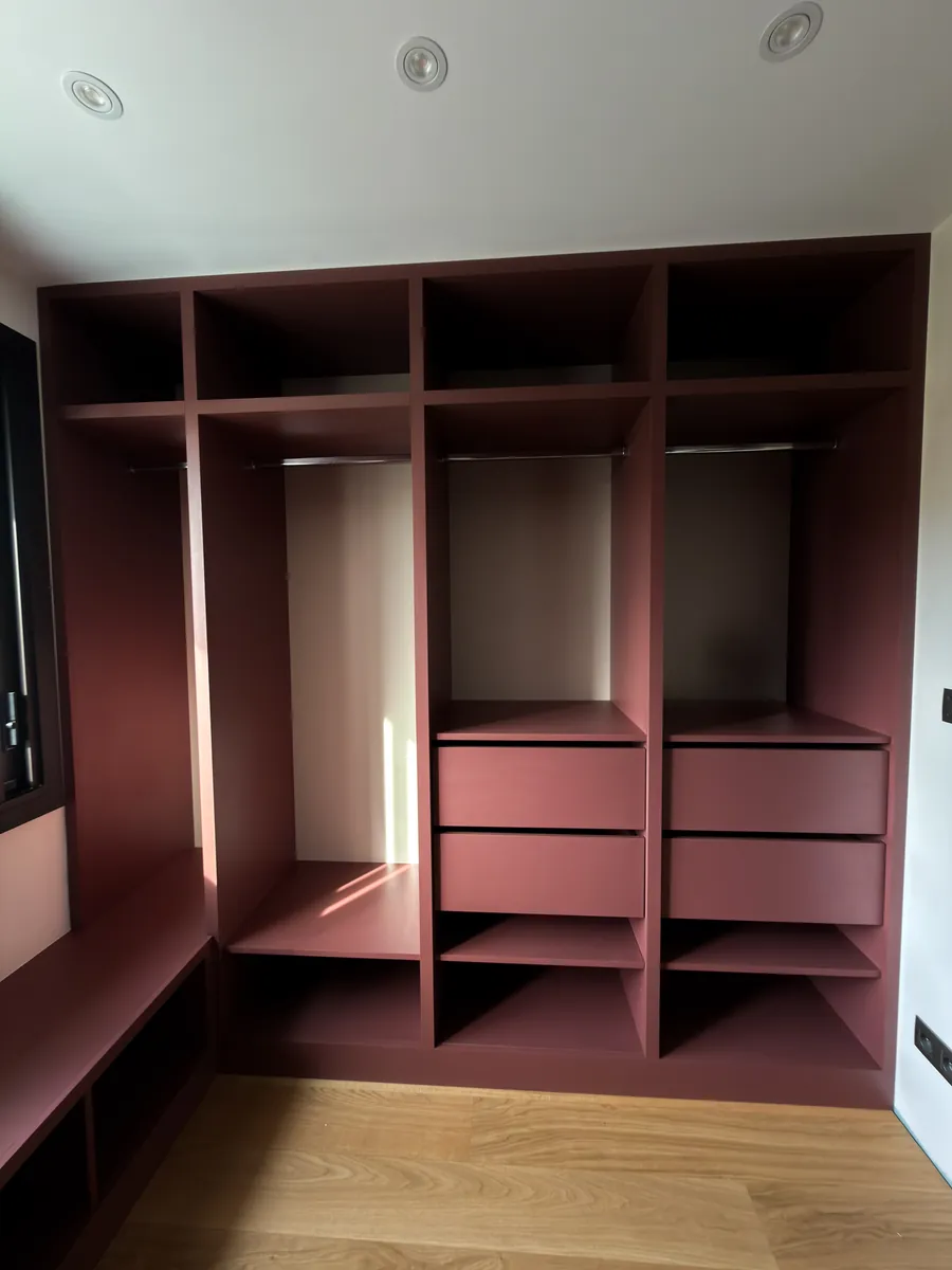 Dressing walk-in bordeaux sur mesure avec tiroirs et banquette