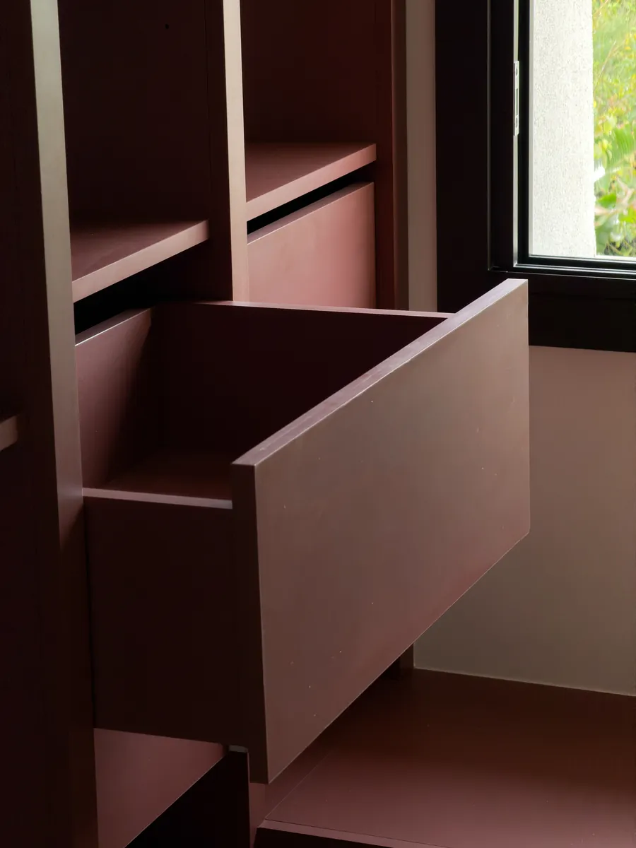 Tiroir sur mesure du dressing bordeaux