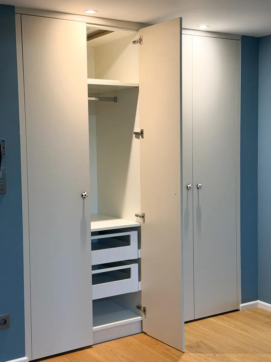 Placards sur mesure avec penderie et tiroirs intégrés