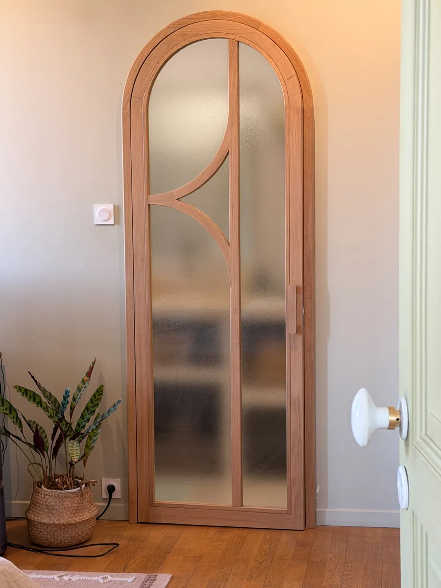 Porte cintrée en chêne et verre dépoli sur mesure