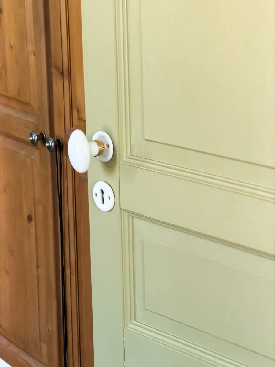 Porte moulurée peinte sur mesure, détail poignée