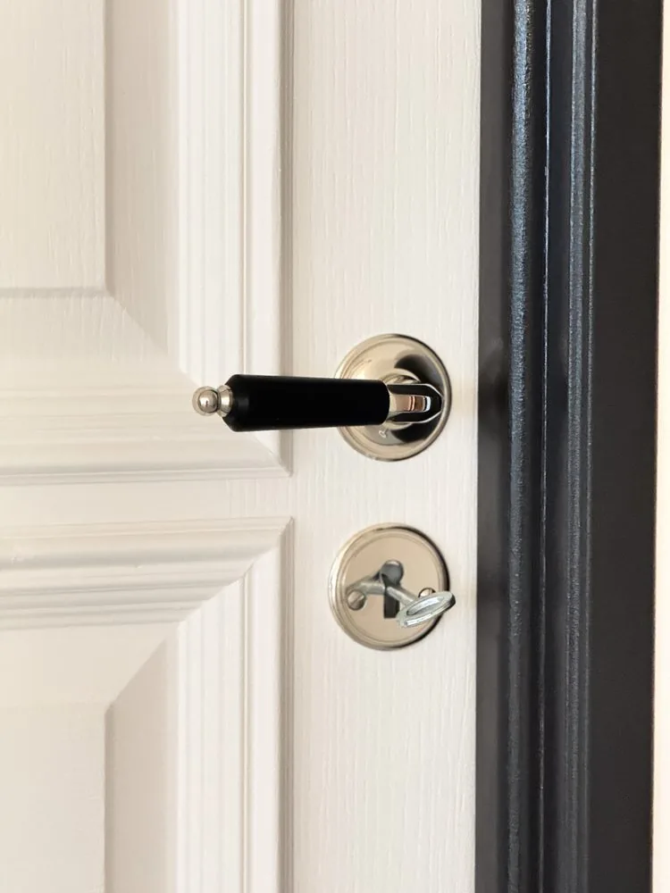 Détail poignée de porte sur mesure