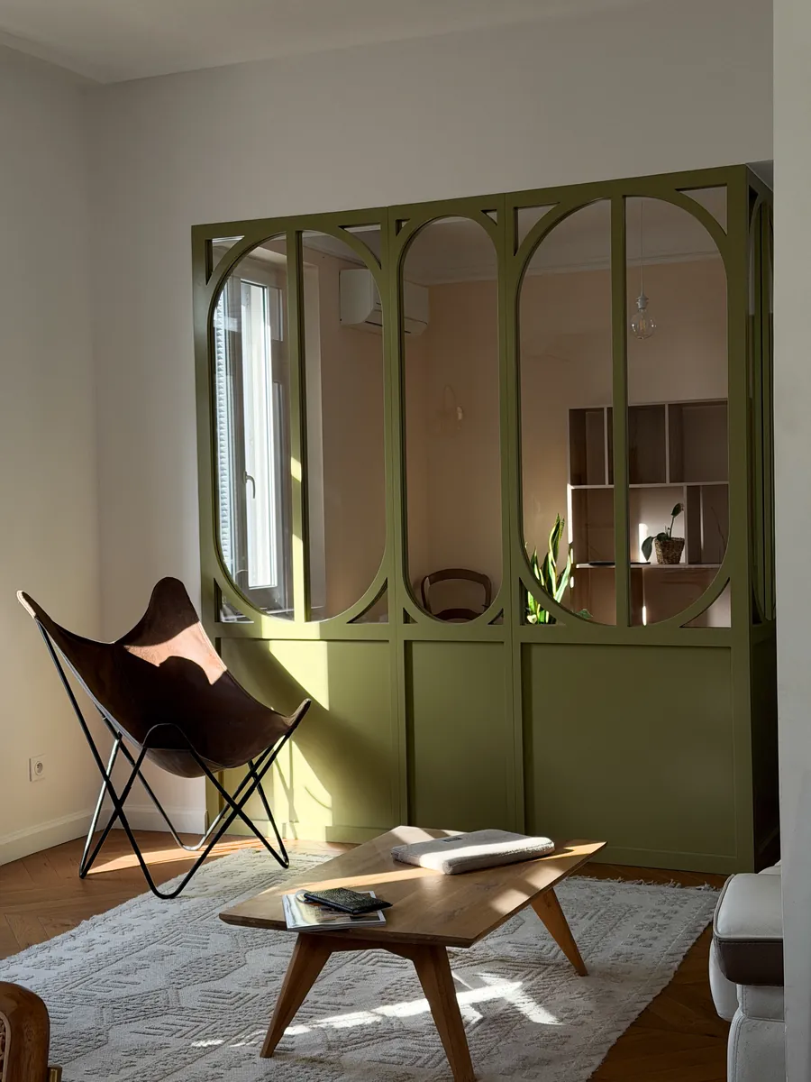 Verrière de séparation en arches vert olive sur mesure